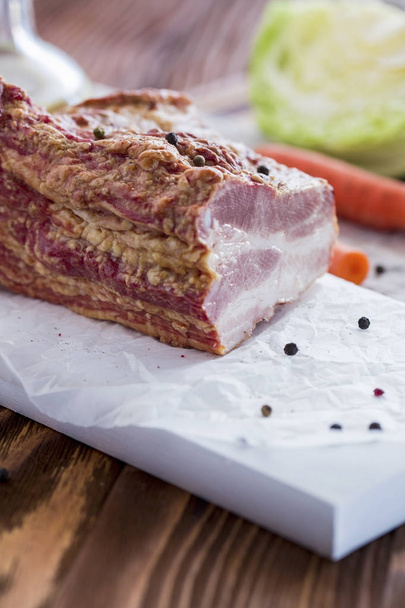 Carne ahumada con verduras en mesa de madera marrón
 - Foto, imagen