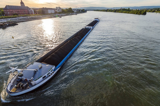 Statek towarowy z węgla luzem obciążenia na rzece Ren w Mainz, kiełków - Zdjęcie, obraz