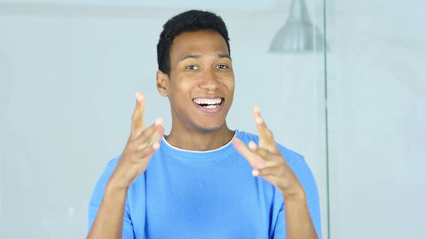 Homem afro-americano animado comemorando o sucesso do projeto
 - Foto, Imagem