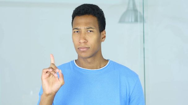 アフリカ系アメリカ人の男によって拒否、指を振って拒否の申し出 - 写真・画像