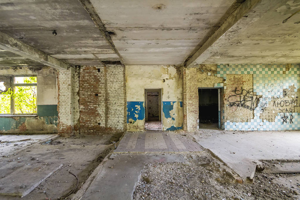 Interiér starého skladu budovy zničeny. Ruiny industria - Fotografie, Obrázek