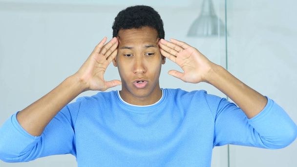 Päänsärky, järkyttynyt kireys nuori afroamerikkalainen mies
 - Valokuva, kuva