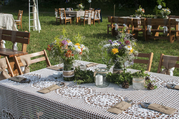Gestapelde tabellen voor gasten voor de bruiloft - Foto, afbeelding