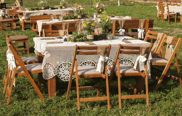 Tables empilées pour invités pour mariage
 - Photo, image