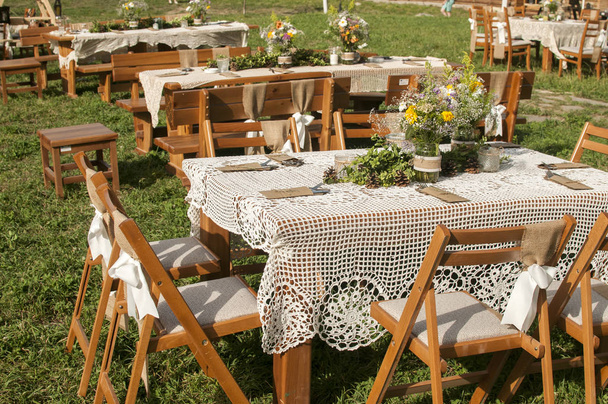 Mesas empilhadas para convidados para casamento
 - Foto, Imagem