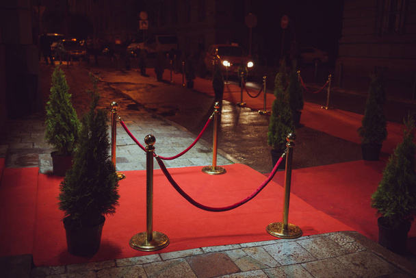 tapis rouge est traditionnellement utilisé pour marquer la route empruntée par les chefs d'État lors d'occasions cérémonielles et formelles, et a été étendu au cours des dernières décennies pour être utilisé par les personnalités et célébrités lors d'événements formels
. - Photo, image