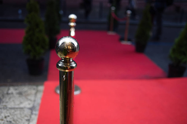 red carpet wordt traditioneel gebruikt ter gelegenheid van de route van de staatshoofden bij ceremoniële en formele gelegenheden, en heeft in de afgelopen decennia uitgebreid gebruik door Vips en beroemdheden op formele evenementen. - Foto, afbeelding