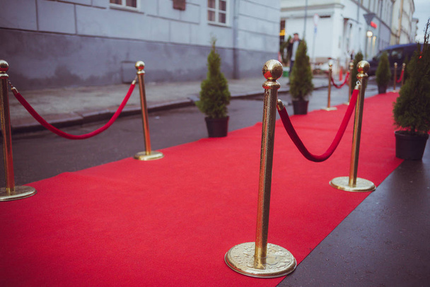 Der rote Teppich markiert traditionell den Weg, den Staatsoberhäupter bei feierlichen und formellen Anlässen einschlagen, und wurde in den letzten Jahrzehnten auch von Vips und Prominenten bei formellen Anlässen genutzt.. - Foto, Bild