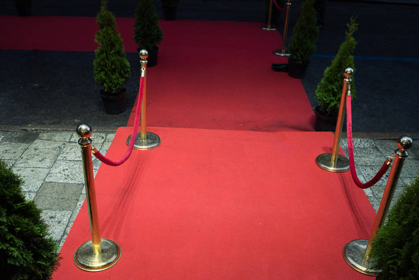 red carpet is traditionally used to mark the route taken by heads of state on ceremonial and formal occasions, and has in recent decades been extended to use by VIPs and celebrities at formal events. - Photo, Image