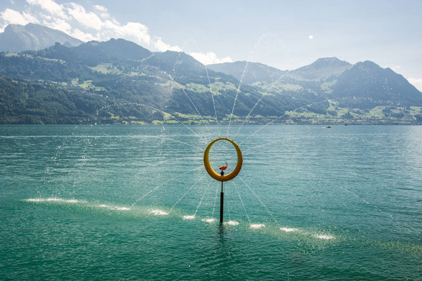 Pequena fonte no lago Lucerna perto de Gersau, na Suíça
 - Foto, Imagem