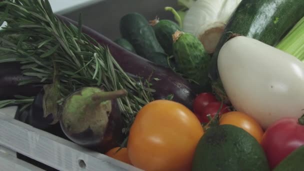 トマト野菜のヒープで落下のカップル - 映像、動画