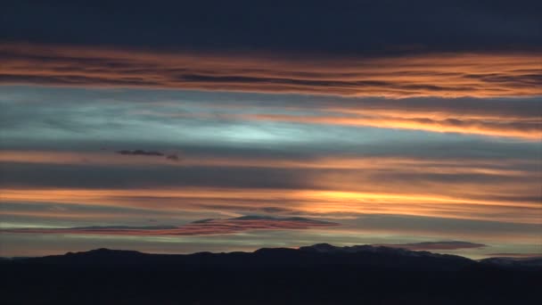 zachód słońca z toczenia chmury - Materiał filmowy, wideo