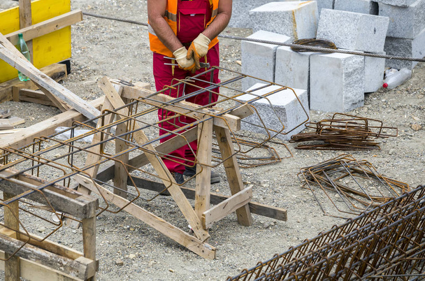Εργαζόμενος κάνει ενίσχυση μεταλλικό πλαίσιο - Φωτογραφία, εικόνα