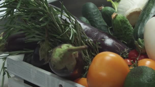 Tomaten vallen in de mand met groenten - Video