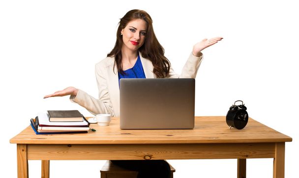 Femme d'affaires travaillant avec son ordinateur portable et rendant sans importance ge
 - Photo, image