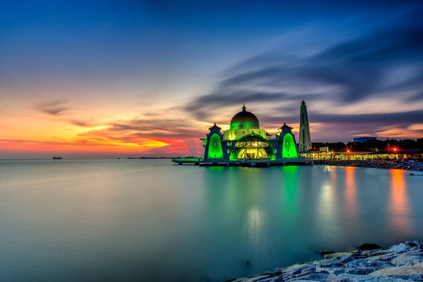 美しい夕日の壮大なモスクで - 写真・画像
