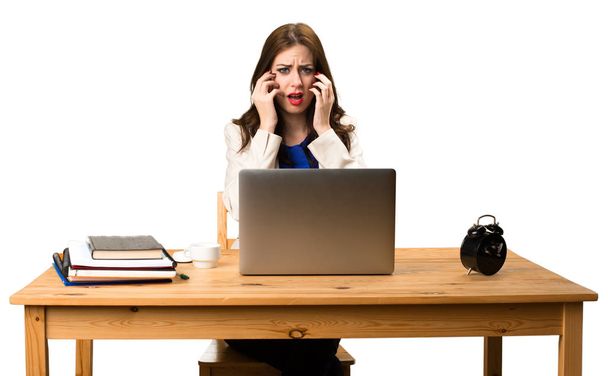 Femme d'affaires effrayée travaillant avec son ordinateur portable
 - Photo, image