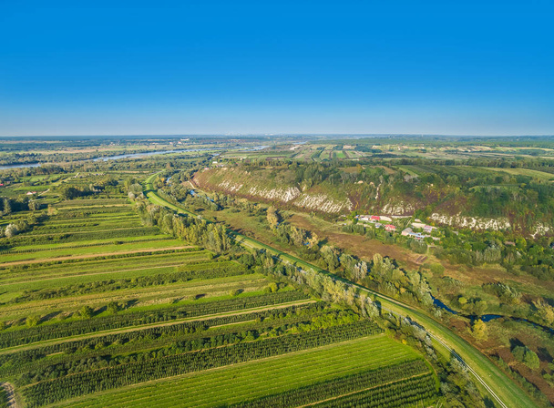 Paysage rural vu de l'air. Champs cultivés et rivière Wisa au loin. Paysage avec ciel bleu
. - Photo, image