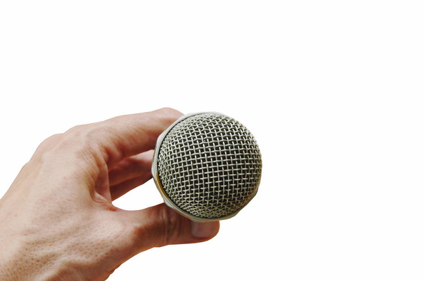 Mão segurando microfone no fundo branco
 - Foto, Imagem