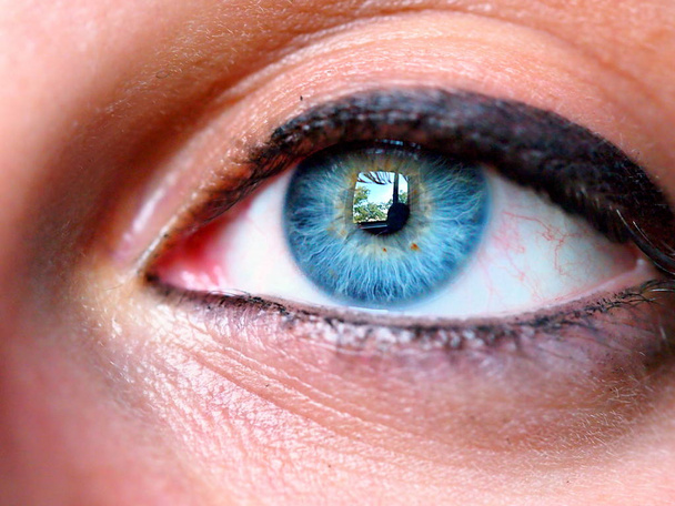 μπλε μάτι ενός κοριτσιού - Φωτογραφία, εικόνα