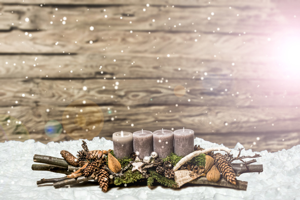 Καλά Χριστούγεννα διακόσμηση 1ο έλευση καίγοντας κερί γκρι θολωμένη χιονίζει - Φωτογραφία, εικόνα