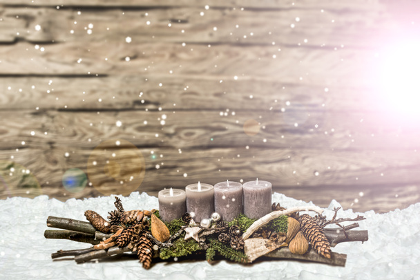 frohe Weihnachtsdekoration 2. Advent brennende graue Kerze verwischt Schneefall - Foto, Bild
