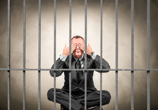człowiek siedzi za kratkami więzienie - Zdjęcie, obraz