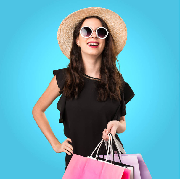 Menina bonita com saco de compras olhando para cima em b colorido
 - Foto, Imagem