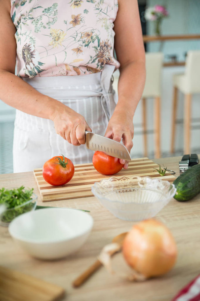 femme préparant un gazpacho
 - Photo, image