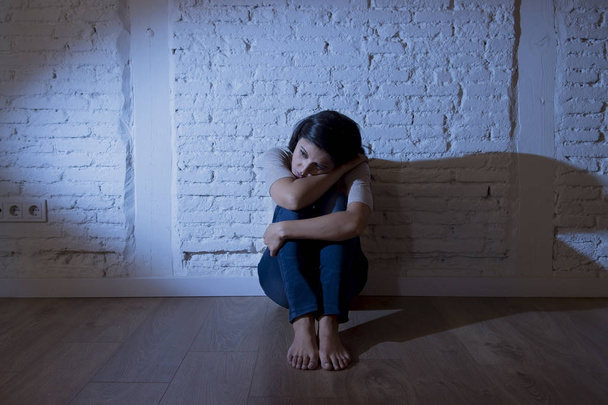 atraente mulher hispânica sentado em casa chão frustrado sofrendo depressão sentindo-se triste
 - Foto, Imagem