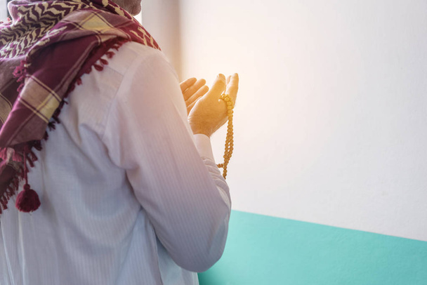Іслам мусульманських чоловік у користувацьких плаття молитви в мечеті - Фото, зображення