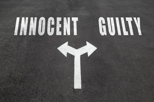Concept de choix innocent vs coupable
 - Photo, image