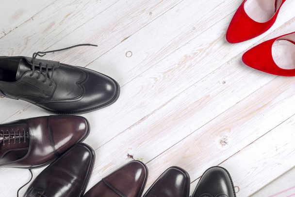 мужские и красные туфли на высоком каблуке на белом фоне
 - Фото, изображение
