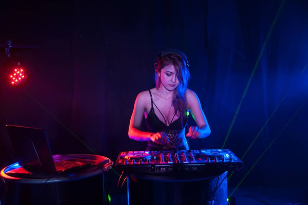 Mulher asiática bonita DJ tocando música para dança
. - Foto, Imagem