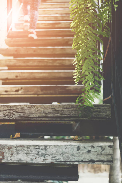 Escalier en bois de style vintage maison
 - Photo, image
