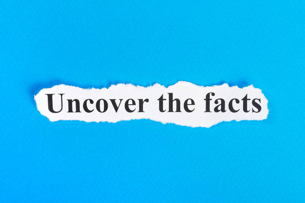 Descubre el texto de The Facts en papel. Word Uncover The Facts on torn paper. Imagen conceptual
 - Foto, imagen