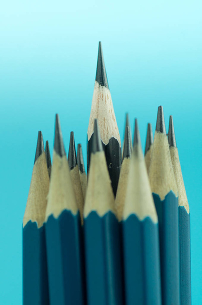 lápices sobre fondo azul, concepto en líder y destacado
 - Foto, imagen