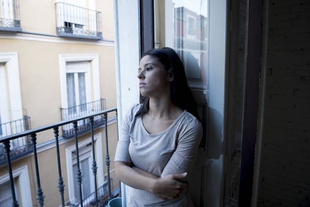 mulher latina desesperada em casa varanda olhando destruído e deprimido sofrendo depressão
 - Foto, Imagem