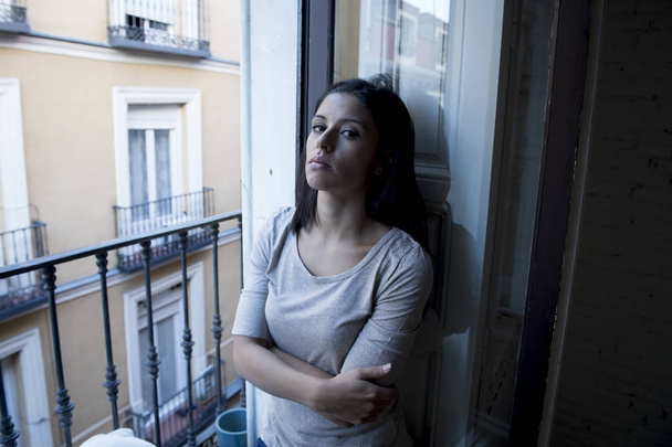 Відчайдушні латинського жінки в будинку balcony дивлячись знищені і депресії, які страждають депресією - Фото, зображення