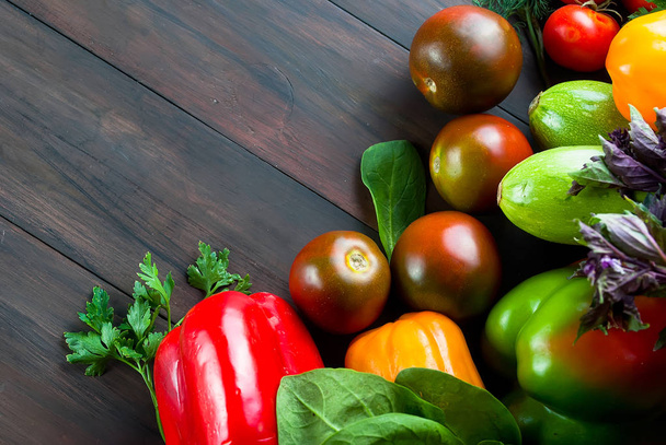 siyah ve kırmızı domates, yeşil ve kırmızı biber, otlar - Fotoğraf, Görsel