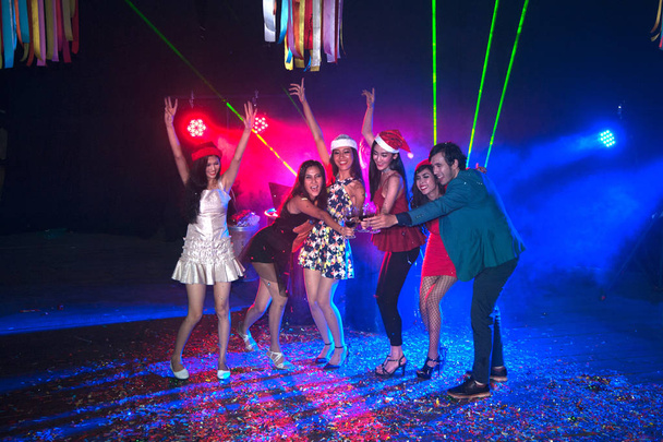 Группа людей танцует на вечеринке в ночном клубе
. - Фото, изображение