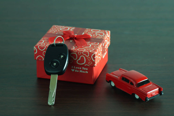 ключ автомобіля в подарунковій коробці на дерев'яному столі
 - Фото, зображення