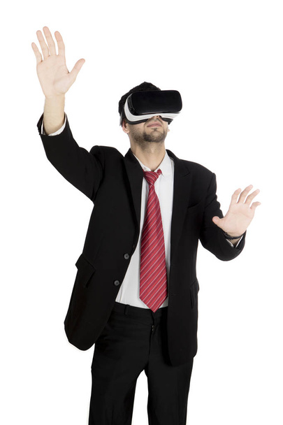 Businessman using a virtual reality goggles - Valokuva, kuva