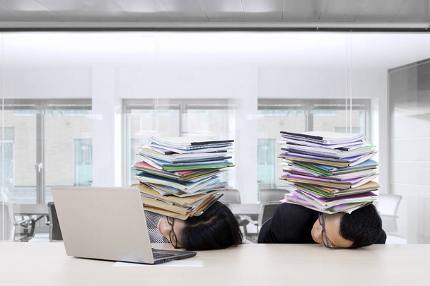 Бізнес команда спить з документами
 - Фото, зображення