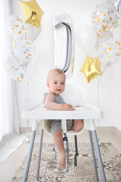 Чарівна дитина у високому кріслі святкування дня народження
 - Фото, зображення