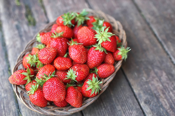 Erdbeere auf rustikalem Holzgrund - Foto, Bild