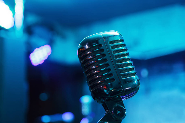 Retro mikrofon a színpadon - Fotó, kép