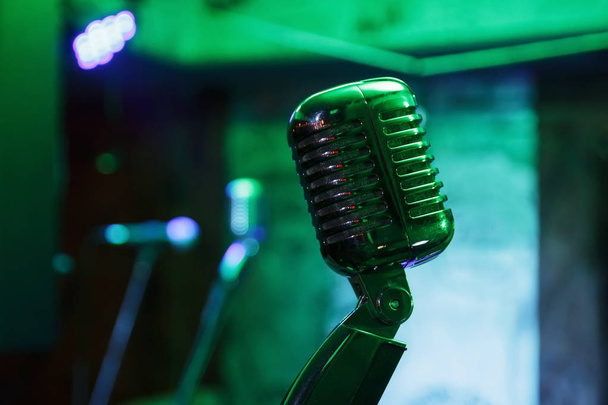 Ретро микрофон на сцене - Фото, изображение