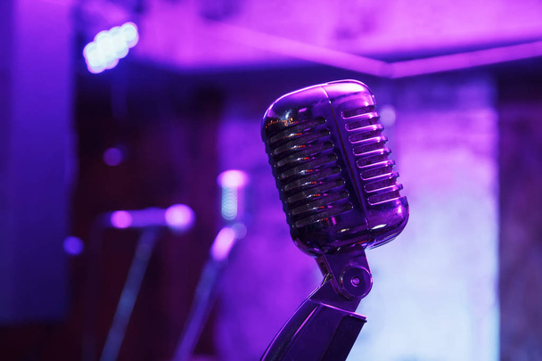 Retro microfoon op het podium - Foto, afbeelding
