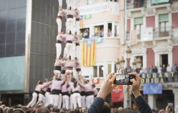 Kézi smartphone egy képet Castells teljesítmény - Fotó, kép